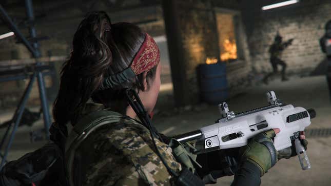 مشغل Call of Duty يستخدم سلاحًا. 