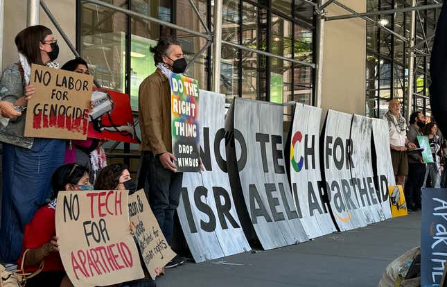 Los manifestantes se alinearon frente a la oficina de Google en Chelsea el martes.