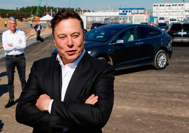 Elon Musk steht vor einem Tesla-Auto in Deutschland