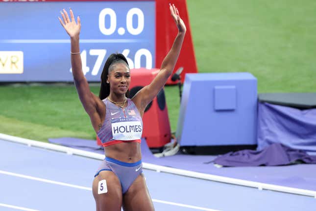 Alexis Holmes, de l’équipe des États-Unis, se prépare à participer à la demi-finale du 400 m féminin le douzième jour des Jeux Olympiques de Paris 2024 au Stade de France le 7 août 2024 à Paris, en France.