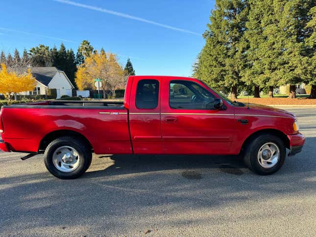 Image for article titled At $5,000, Is This 2000 Ford F-150 An Officially Sanctioned Steal?