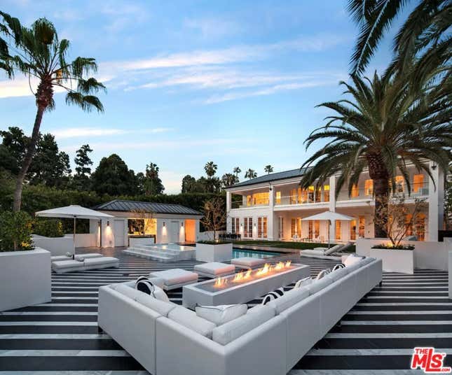 Image de l'article intitulé Coup d’œil sur le manoir de Floyd Mayweather Jr à Beverly Hills, de nouveau sur le marché