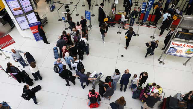 Les passagers font la queue à l’aéroport international John-F.-Kennedy