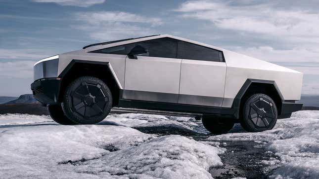 Une photo d’un Cybertruck Tesla argenté conduisant sur la glace. 