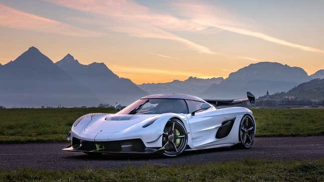 Ein Foto eines weißen Koenigsegg-Supersportwagens. 