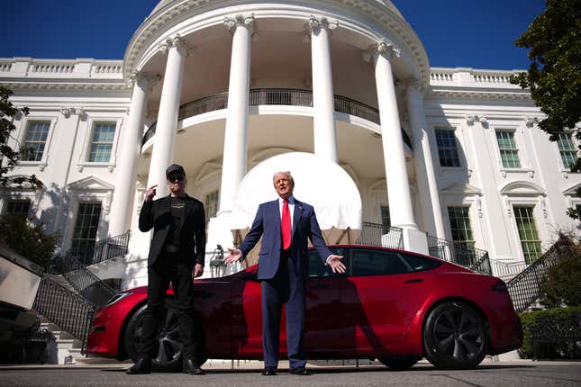 Imagen para el artículo titulado La comunidad negra estadounidense está furiosa después de que el presidente Trump y Elon Musk desfilaran con sus Teslas frente a la Casa Blanca.