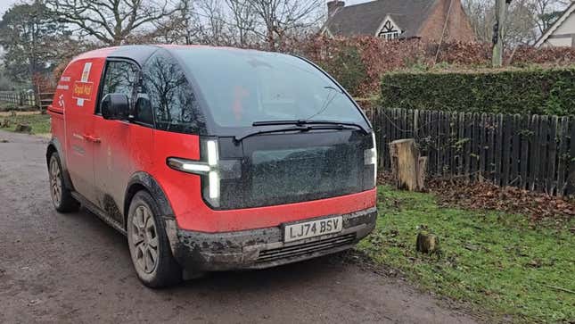 Ein Foto eines schlammigen Canoo-Vans mit Royal-Mail-Branding. 