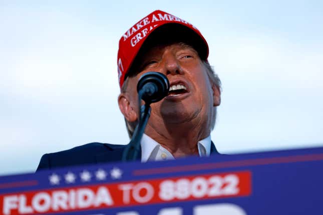 DORAL, FLORIDA – 9. JULI: Der ehemalige Präsident Donald Trump spricht während seiner Wahlkampfkundgebung im Trump National Doral Golf Club am 9. Juli 2024 in Doral, Florida. Trump setzt seinen Wahlkampf vor dem am 15. Juli beginnenden Republikanischen Parteitag fort.