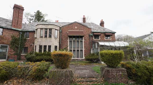 Image for article titled Take a Peek Inside Aretha Franklin&#39;s 1990s Detroit Mansion