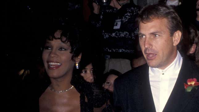 Whitney Houston, à gauche, et Kevin Costner assistent à la première hollywoodienne de « The Bodyguard » le 23 novembre 1992 au Mann’s Chinese Theatre à Hollywood, en Californie.