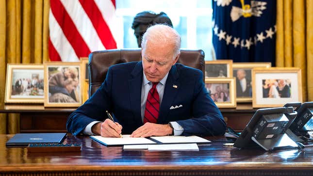 Image for article titled Biden Signs Executive Order To Deport All 340 Million Americans And Start From Scratch