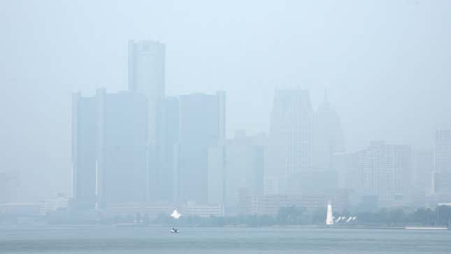 El humo llena el cielo reduciendo la visibilidad el 28 de junio de 2023 en Detroit, Michigan.