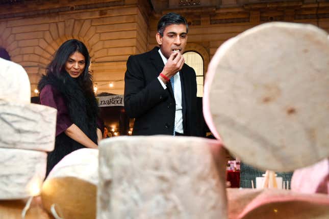 FILE - Britain&#39;s Prime Minister Rishi Sunak samples a cheese next to his wife Akshata Murty as they visit a food and drinks market promoting British small businesses at Downing Street in London, Wednesday Nov. 30, 2022. The British government has called off post-Brexit trade talks with Canada after discussions broke down over disagreements related to the import and export of beef and cheese. The two countries have been negotiating a new trade deal for the past two years since Britain fully left the European Union. (Toby Melville/Pool via AP, File)