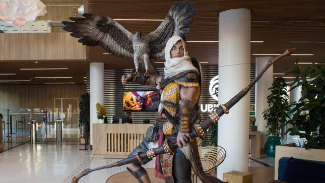 Une statue d’Assassin’s Creed se trouve dans le hall du siège à Paris d’Ubisoft. 