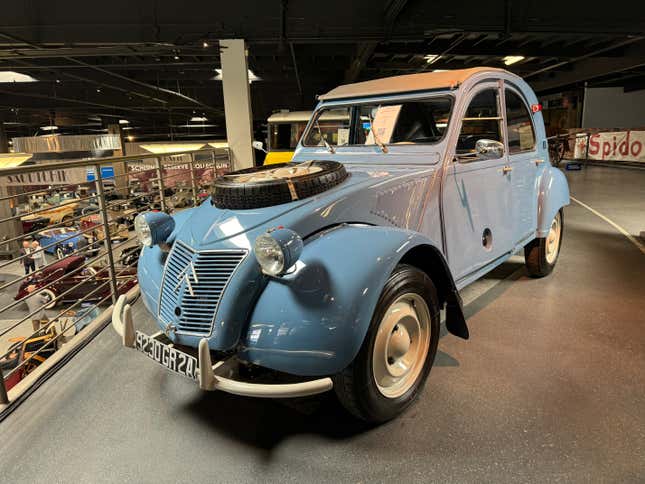 Front 3/4 view of a blue 1966 Citroën 2CV Sahara