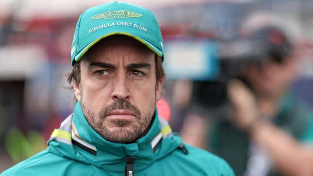 Image de l'article intitulé Est-ce que Fernando Alonso est plus cool que James Bond maintenant ?