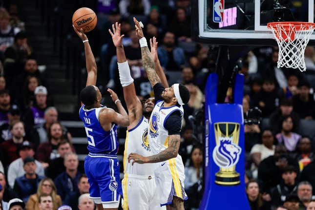 Shorthanded Lakers Stunned By Kings' Buzzer-Beater