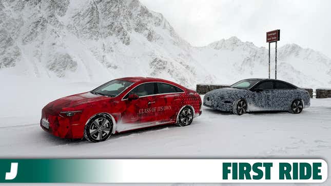 Vue 3/4 avant de deux prototypes Mercedes-Benz CLA EV camouflés