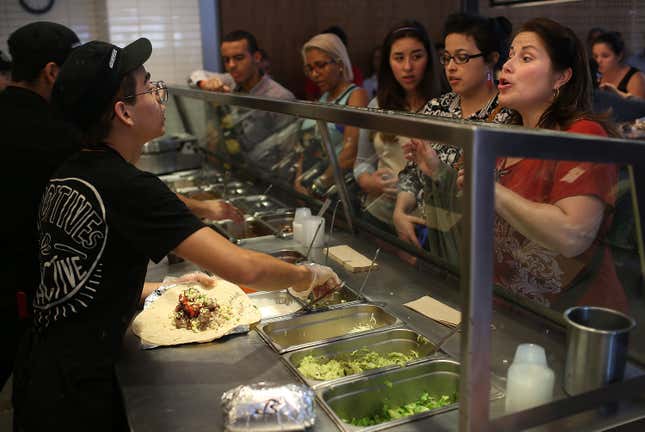 El director ejecutivo de Chipotle, Brian Niccol, dijo que la cadena planea implementar algunos de sus robots cortadores de aguacate en sus ubicaciones más concurridas ya este año.