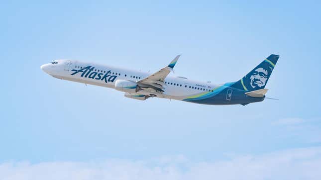 Alaska Airlines Boeing 737-990ER hebt am 30. Juli 2022 vom internationalen Flughafen Los Angeles in Los Angeles, Kalifornien, ab.