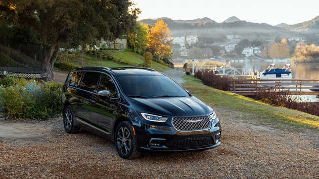 Une photo d’une minifourgonnette Chrysler Pacifica noire. 