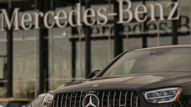 Image de l'article intitulé Les concessionnaires Mercedes-Benz remboursent les frais de location fictifs après une enquête menée par un journal local