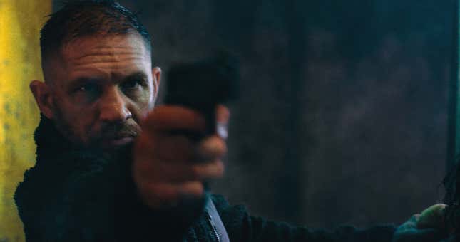 Tom Hardy richtet eine Waffe