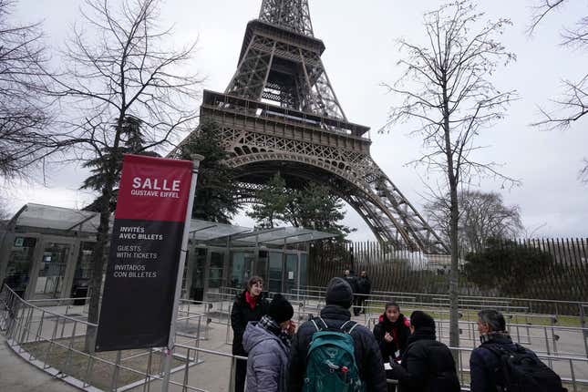 Tour Eiffel employees talks to visitors at the Eiffel Tower, Tuesday, Feb. 20, 2024 in Paris. Visitors to the Eiffel Tower were turned away for the second consecutive day because of a strike over poor financial management at one of the world&#39;s most-visited sites. (AP Photo/Michel Euler)