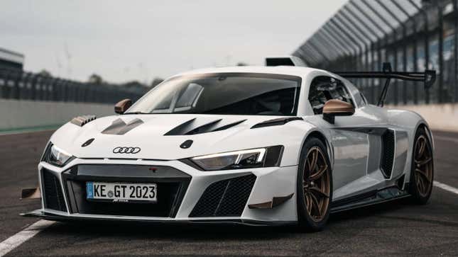 Imagen para el artículo titulado El ABT XGT de 640 caballos de fuerza es un auto de carreras Audi R8 GT2 legal en la calle