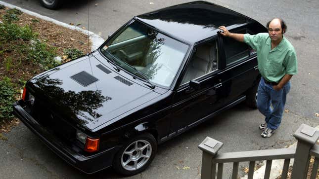 Una foto de un Shelby Omni hatchback. 