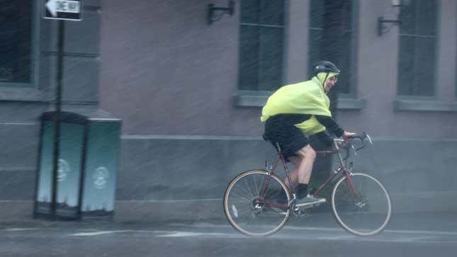 Ein Foto eines Radfahrers im Regen. 