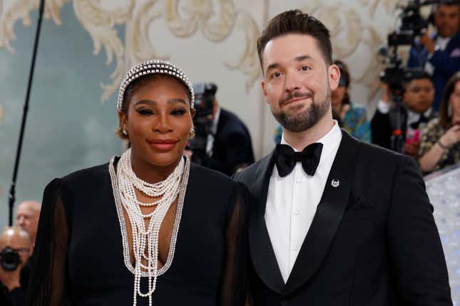 NEW YORK, NEW YORK – 1. MAI: Serena Williams und Alexis Ohanian nehmen an der Benefizveranstaltung des Costume Institute 2023 zu Ehren von „Karl Lagerfeld: A Line of Beauty“ am 1. Mai 2023 im Metropolitan Museum of Art in New York City teil.