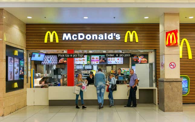 Succursale de McDonald’s dans le centre commercial Ovnat à Petah Tikva, Israël