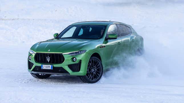 Ein leuchtend grüner Levante, der durch den Schnee treibt