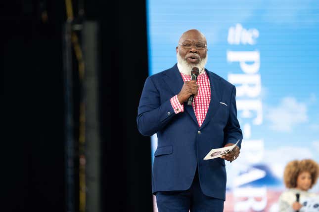 ARLINGTON, TEXAS - 26 SEPTEMBRE : l’évêque TD Jakes s’exprime lors de Woman Evolve 2024 au Globe Life Field le 26 septembre 2024 à Arlington, au Texas. 