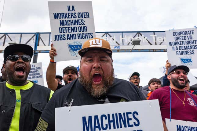 Streikende Arbeiter am Red Hook Container Terminal in Brooklyn versammelten sich im Oktober 2024, nachdem der Vertrag zwischen der ILA und der United States Maritime Alliance ausgelaufen war. Mehr als 50.000 Arbeiter traten in den gesamten USA in den Streik.