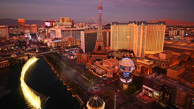 Una foto del Strip de Las Vegas con coches de F1 conduciendo por él. 