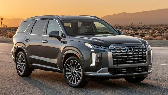 Una foto de un SUV Hyundai Palisade gris oscuro. 