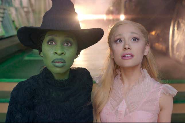 Glinda y Elphaba miran a lo lejos