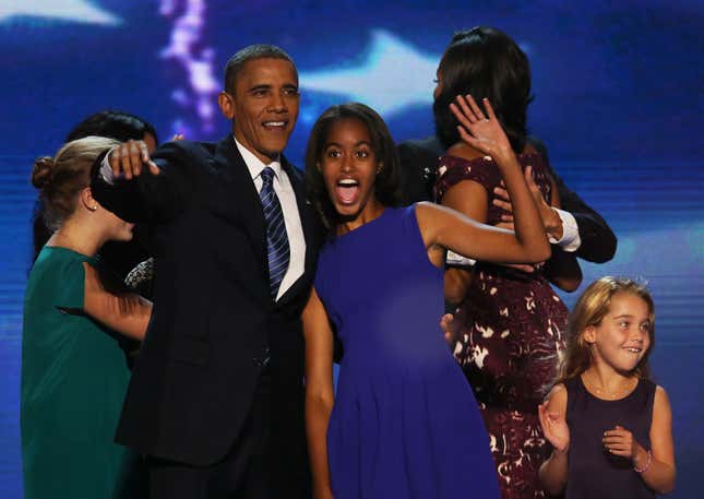 Der demokratische Präsidentschaftskandidat US-Präsident Barack Obama steht mit Malia Obama auf der Bühne, nachdem er die Nominierung am letzten Tag des Demokratischen Nationalkonvents in der Time Warner Cable Arena am 6. September 2012 in Charlotte, North Carolina, angenommen hat.