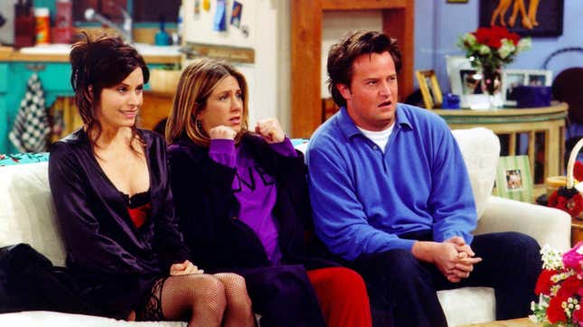 Courteney Cox, Jennifer Aniston ve Matthew Perry, NBC dizisi Friends'ten bir sahnede.