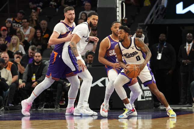 8. Dez. 2023;  Phoenix, Arizona, USA;  Sacramento Kings-Wächter Malik Monk (0) kontrolliert den Ball gegen die Phoenix Suns in der ersten Halbzeit im Footprint Center.