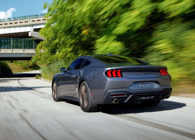 Un Ford Mustang Ecoboost S650 conduciendo desde el ángulo trasero de 3/4