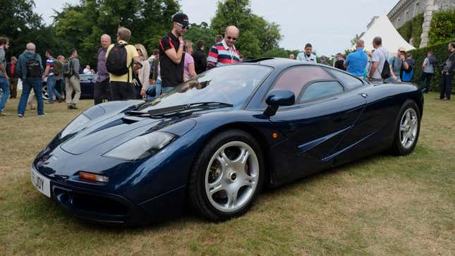 Ein McLaren F1 wird auf einer Wiese bei einer Autoshow ausgestellt.