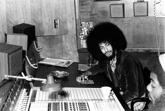 Leon Sylvers von der R and B Gruppe The Sylvers sitzt am 9. März 1974 in Los Angeles, Kalifornien am Mischpult der BMI Studios. 