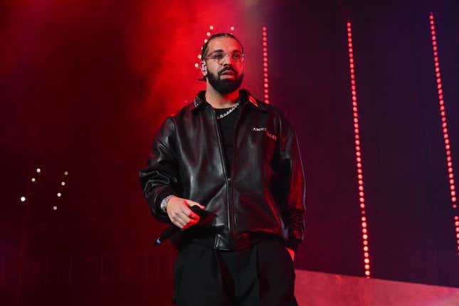 Drake actúa en el escenario durante el “Concierto de celebración de cumpleaños de Lil Baby &amp; Friends” en State Farm Arena el 9 de diciembre de 2022 en Atlanta, Georgia.