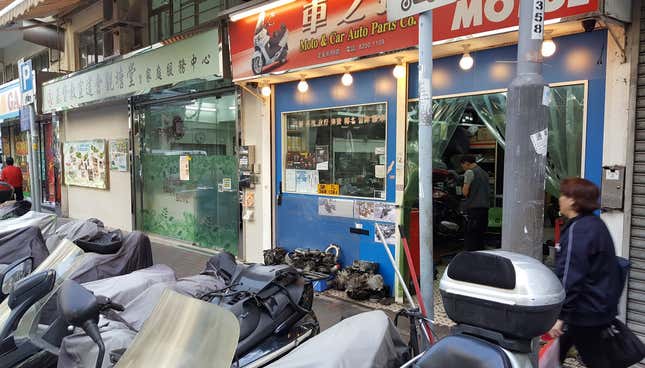 Image for article titled The Most Dedicated Mechanics In The World Wrench On The Streets Of Hong Kong