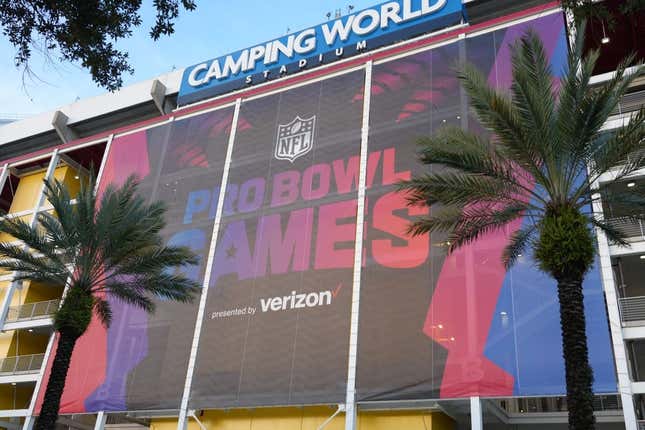 2. Februar 2024;  Orlando, FL, USA;  Das Pro Bowl Games-Logo an der Fassade des Camping World Stadium.