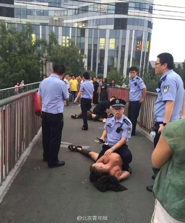 A “Spartan” foreigner was pinned down by the police. (Weibo/ Beijing Youth)