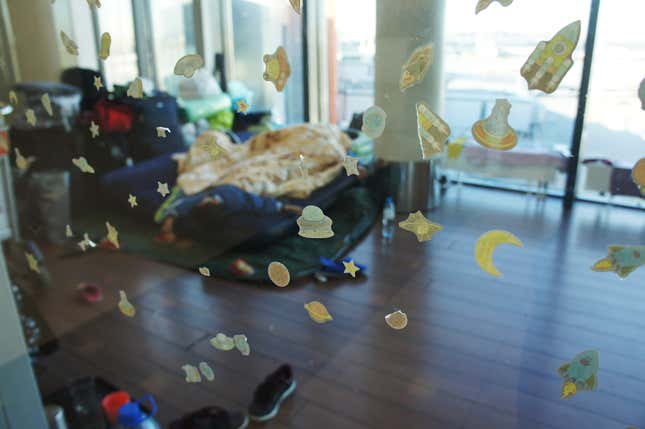 Image for article titled Photos: A family of Kurdish refugees is living in a Moscow airport lounge